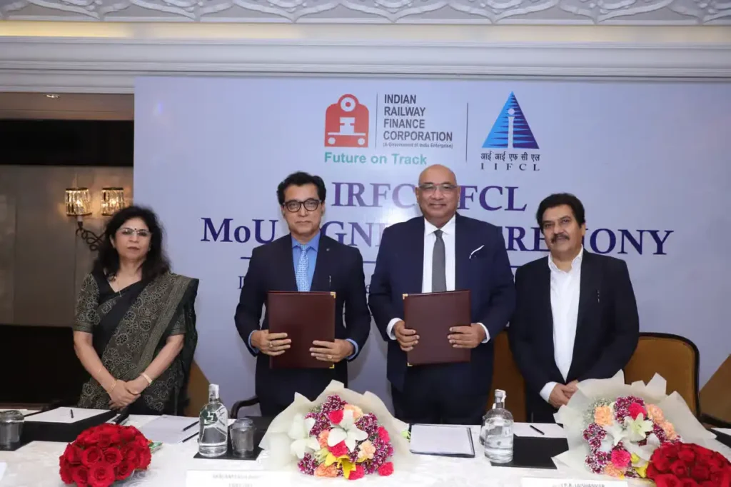 IRFC officials signing MoU to fund ₹20,000 crore Vadhvan Port project