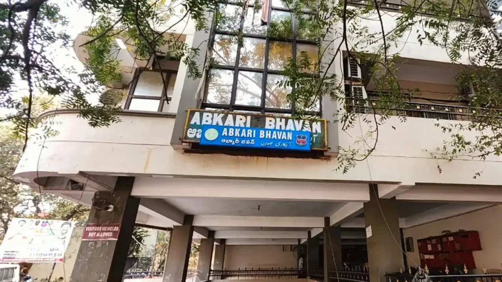 Applicants lined up for liquor-licence draw in Telangana
